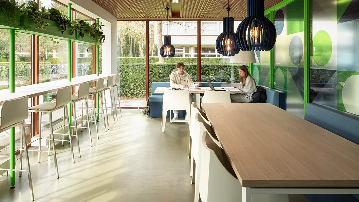 Vituscollege met Forbo surestep vloer in de kantine